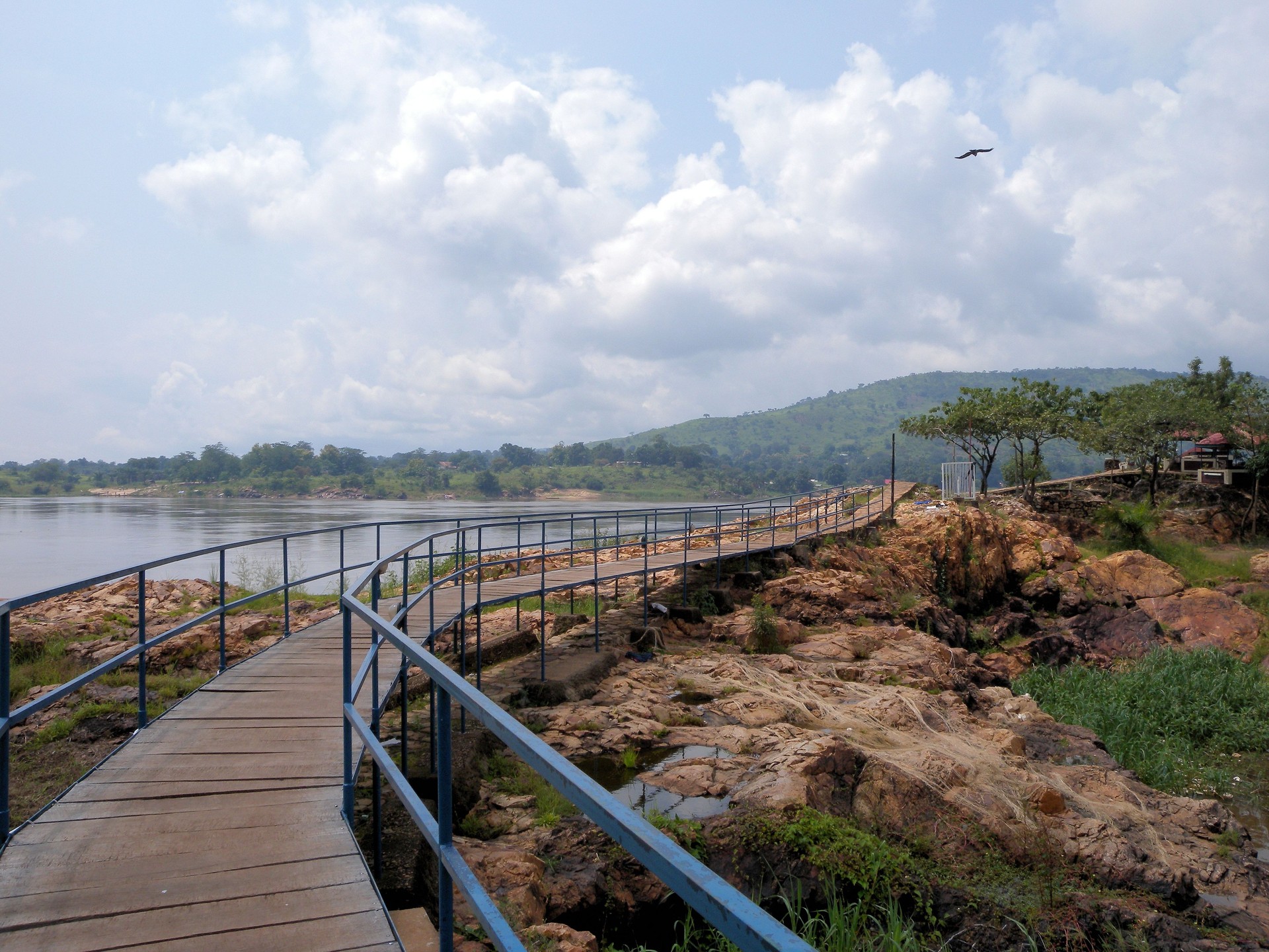 Promenade surélevée et le fleuve Ubangi, Bangui, République centrafricaine - vue vers la République démocratique du Congo